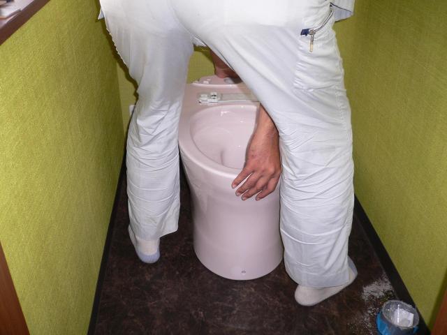 群馬館林　店舗トイレ用便器設置中